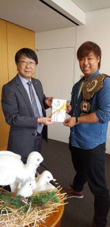 岩﨑が豊岡市を訪問。中貝市長に「コウノトリ基金」を手渡す。